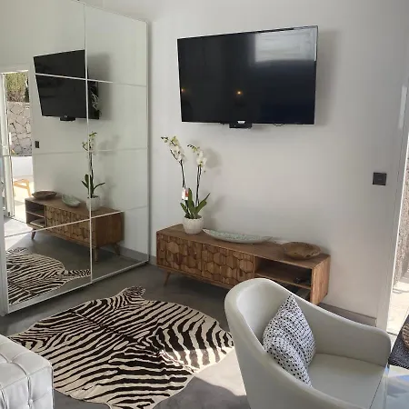 Luxury Studio, Sea View, Pool דירה