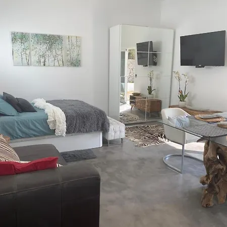 Luxury Studio, Sea View, Pool דירה