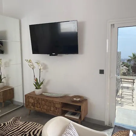 Luxury Studio, Sea View, Pool דירה